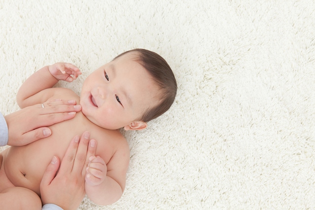 赤ちゃんの肌の保湿はいつまで？